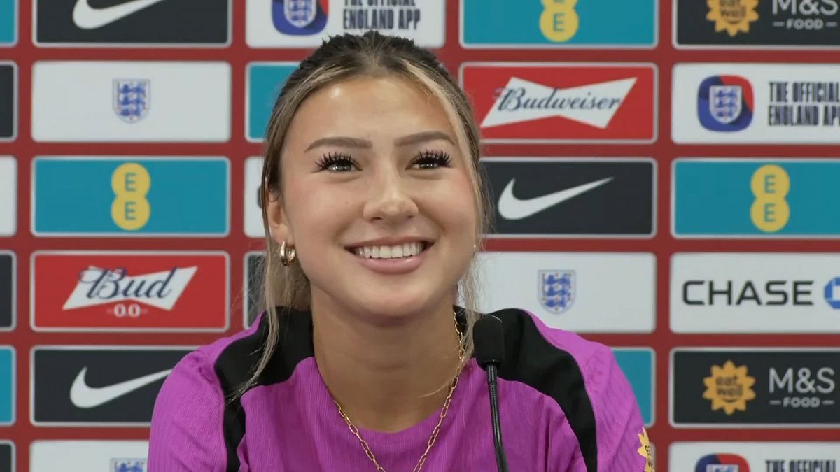 "My dad is a huge Man United fan, I was named after Eric Cantona!" 😆 England international Erica Meg Parkinson revealed that she is named after Manchester United's iconic Frenchman 🔴