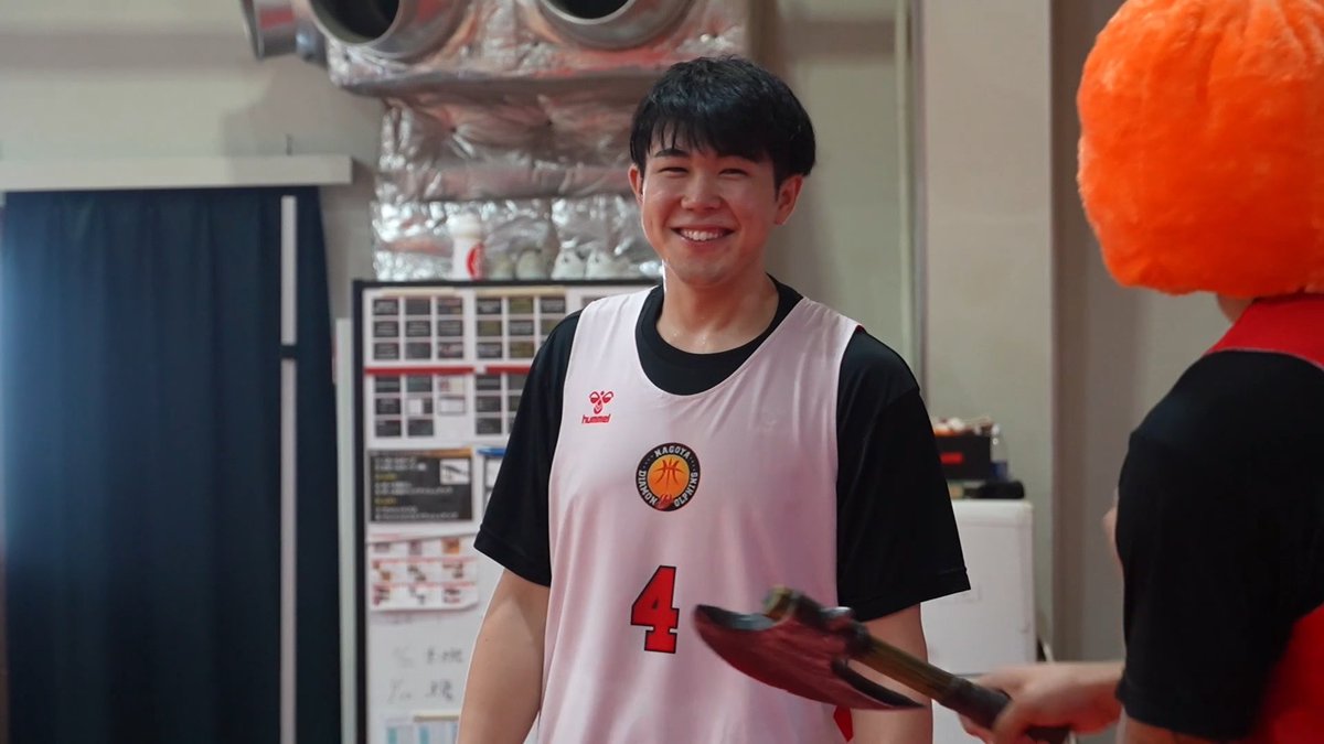 ／ 小澤選手 お誕生日動画 お祝いの様子をお裾分け🤭💭 ＼ チームでケーキの準備中、 やっぱりイチゴ泥棒が...何人も...🍓😆 ハロウィンの被り物もかぶって、 ノリノリな先輩達でした！ #小澤飛悠 #ドルフィンズバースデー
