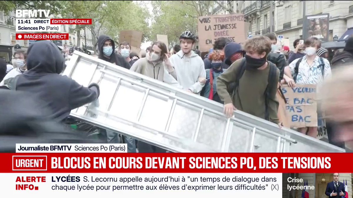 Blocage de Sciences Po: une barricade mise en place sur le boulevard Saint-Germain