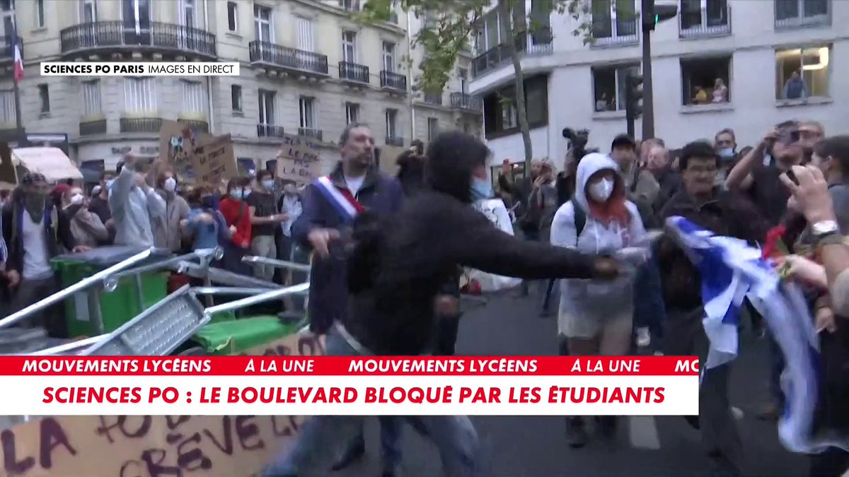 Une femme porte un drapeau israélien et se le fait arracher par un manifestant lors d'une manifestation proche de Sciences Po Paris Toute l'info est à retrouver sur