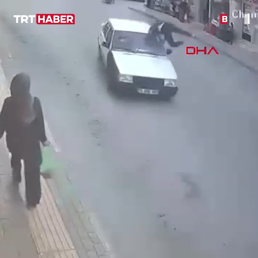 Bursa'da otomobil çarpacağını fark eden kişi refleksi sayesinde böyle kurtuldu...