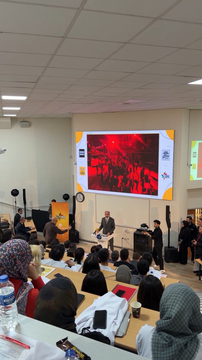 Gençler, Filistin’i unutmamak da boykotta kararlı olmak da kardeşlik borcumuz. 7 Ekim’in yıl dönümünde Selçuk Üniversitesi Tıp Fakültesi’ndeki buluşmamızda bu sorumluluğu konuştuk. Filistin’in acısını, direnişini ve umudunu anlatan “40 Çizgi 40 Öykü” kitabımızı da okumanızı gönülden tavsiye ediyorum.