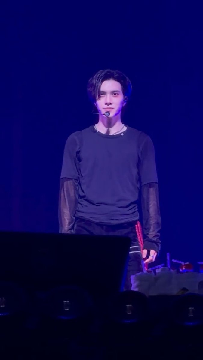 The way Hendery trying to control his expression when Xiaojun unbuttoned his clothes 😅 ©️牛油果😉