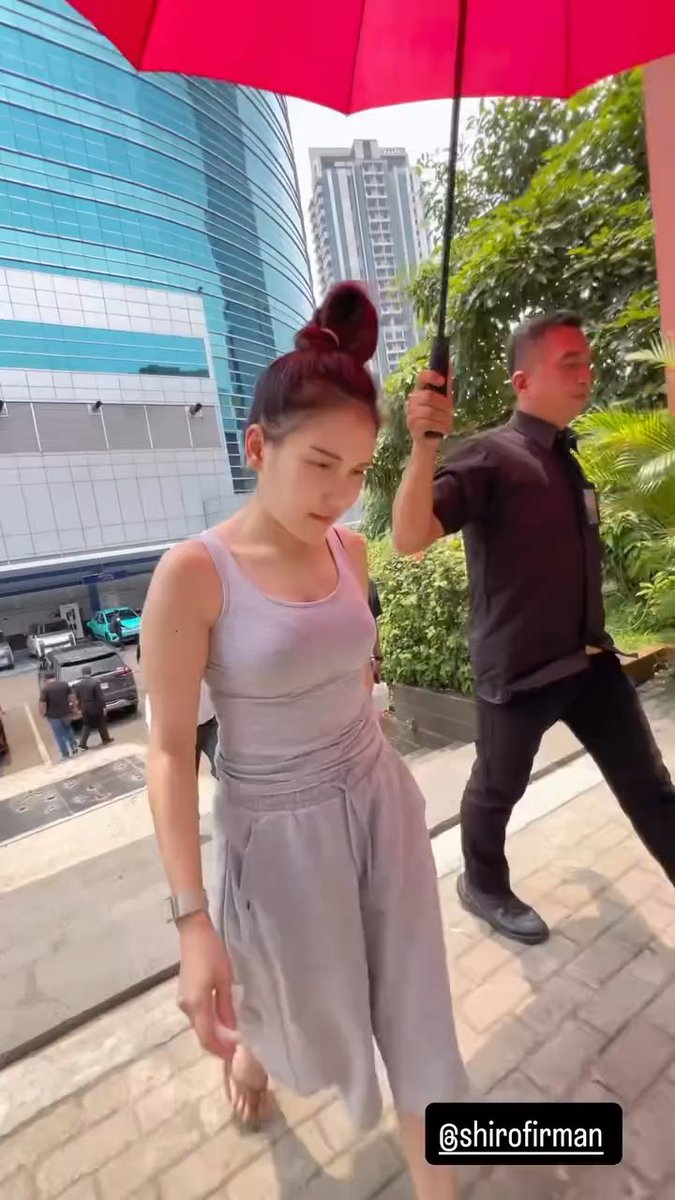 dulu kalo g salah tahun 2013 atau 2014an nnton dahsyat dan liat teh ayu tingting. speechless pertama kali liat artis secara langsung. bener2 bening, putih, mulus cantik banget. belasan tahun berlalu dan orangnya kayak ga menua 🥰