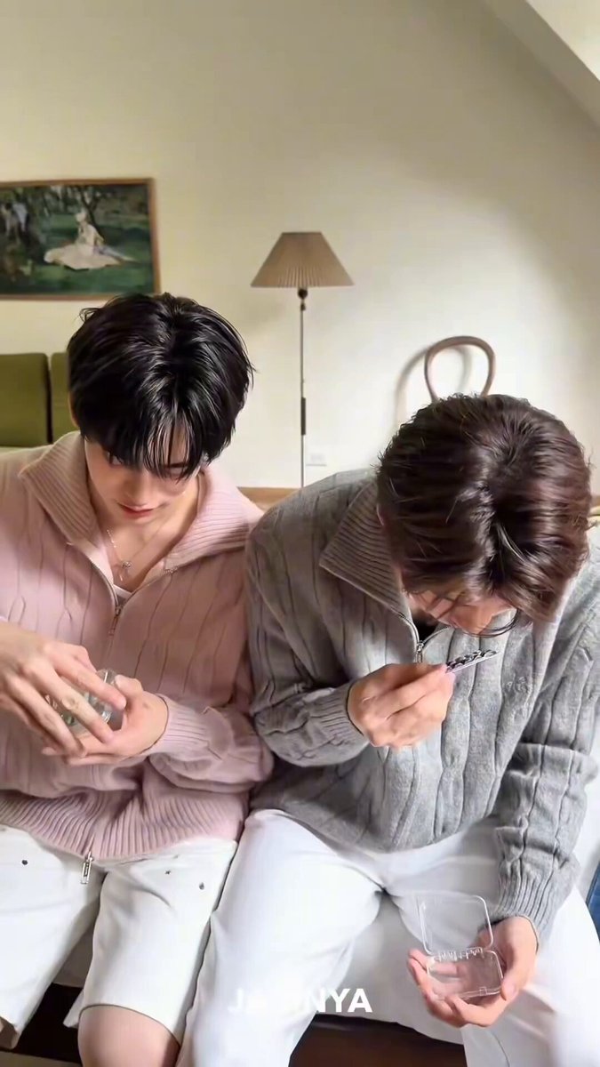 🐻‍❄️ : *พยายามแกะ* 🐶 : โหย ทำไมแกะไม่ได้ล่ะ 🐻‍❄️ : พี่ขอโทษครับ 🐶 : ไม่เป็นไร มีผมแกะให้ตลอดก็พอ //ค้าบตี๋ อยากดูแลแฟนอะเนอะ ปิ๊ปไม่ต้อง เดี๋ยวตี๋ทำเอง