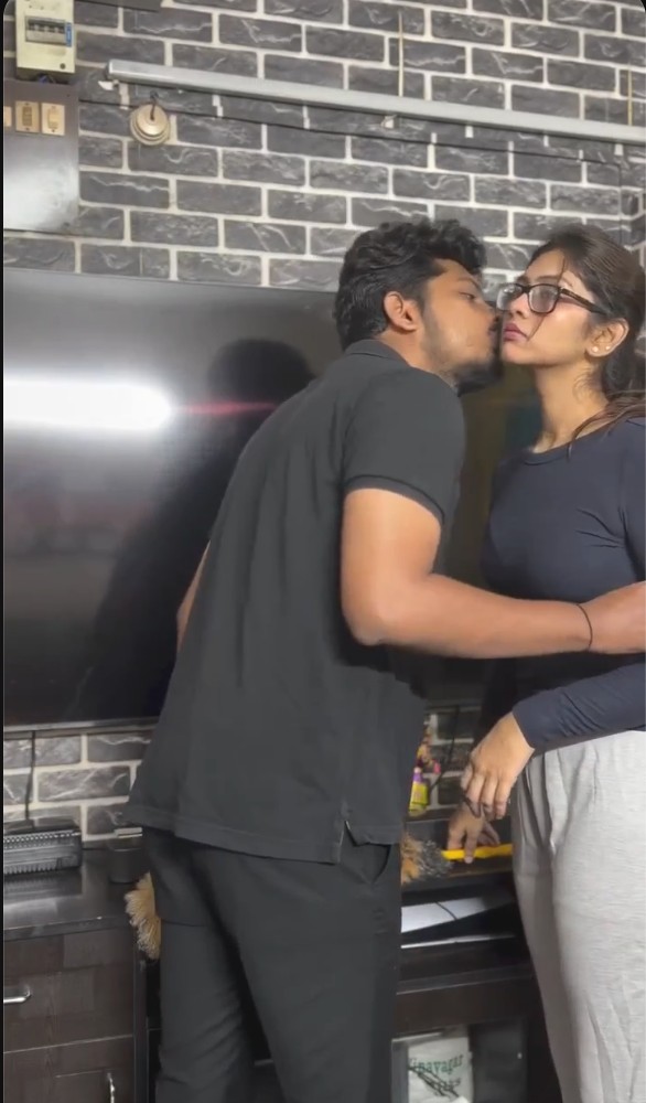அப்ப உண்மை தான் போல வீடியோல முத்தம் லாம் தர ஆரம்பிச்சுட்டாங்க