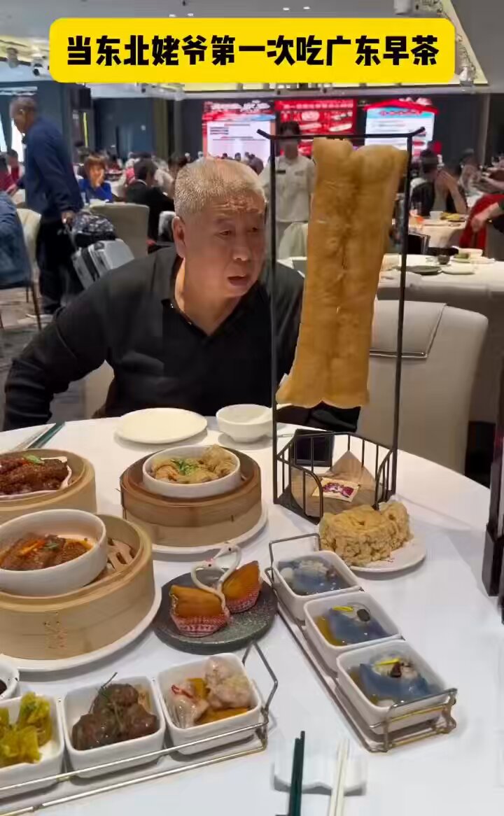 不懂就问，1、在广州，这种早茶，是不是早饭的意思？ 2、如果是早饭，广州所有的人都是这样吃早饭的吗？ 3、如果都是这样吃早饭，这都11点了，那么是不是大家基本上上午都是不上班的？