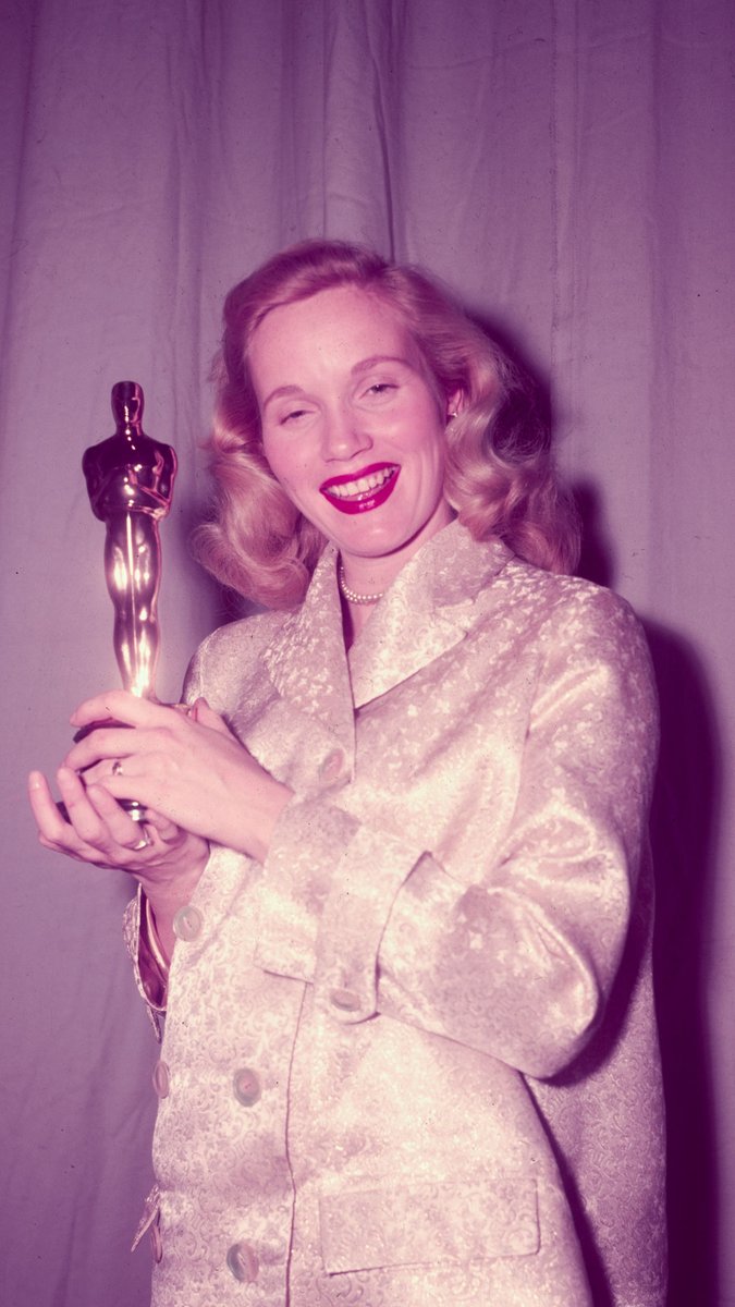 Frank Sinatra presenting Eva Marie Saint the Oscar for Supporting Actress for her performance as Edie Doyle in ON THE WATERFRONT. Saint won the Oscar for her film debut, beginning a remarkable career that would span more than seven decades. From ON THE WATERFRONT to NORTH BY NORTHWEST and beyond, her grace, depth, and unmistakable presence left an enduring mark on cinema.