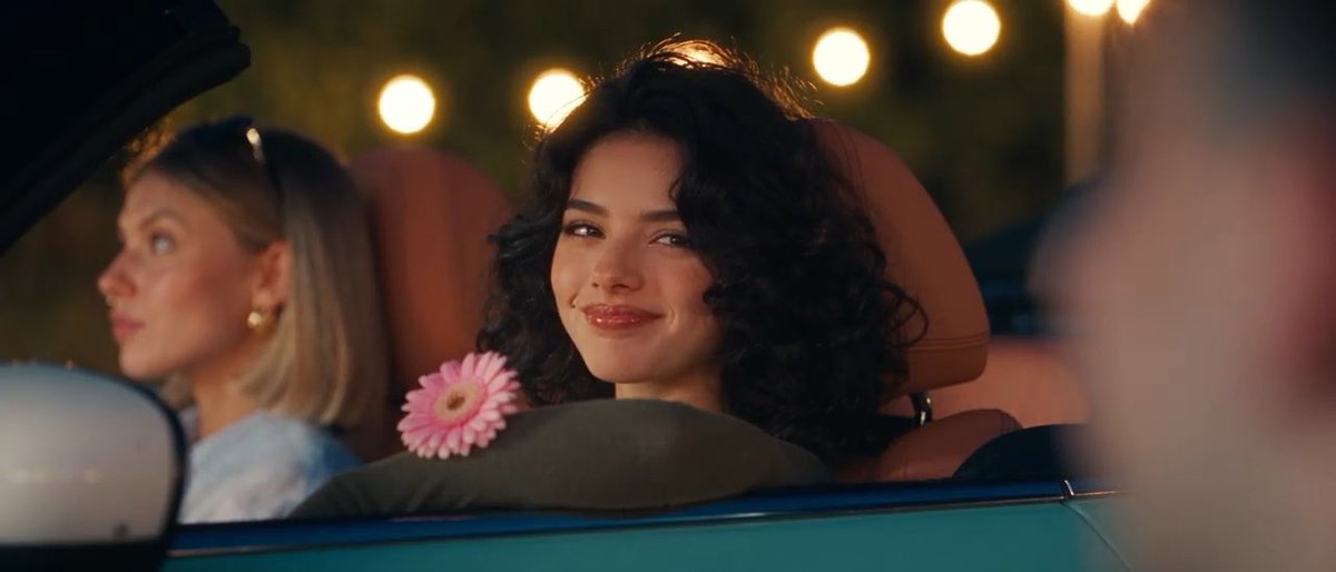 klibe bak ya çok güzel. ai ve efekt var ama klibin ruhu tamamen gerçek. yapacaksanız böyle işler yapın işte miss gibi, çok beğendim.