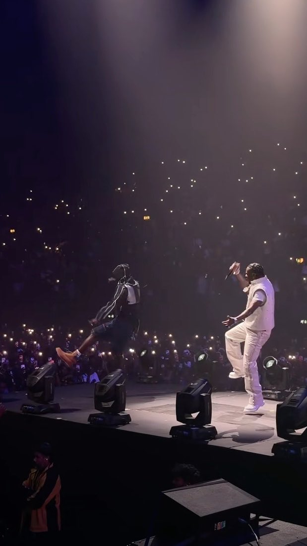 🚨 The moment Blaqbonez joined Young Jonn at his headline concert in London to perform “W For Wetego” x Phyno &amp; DJ 808 and the crowd went CRAZY! 🤯🔥
