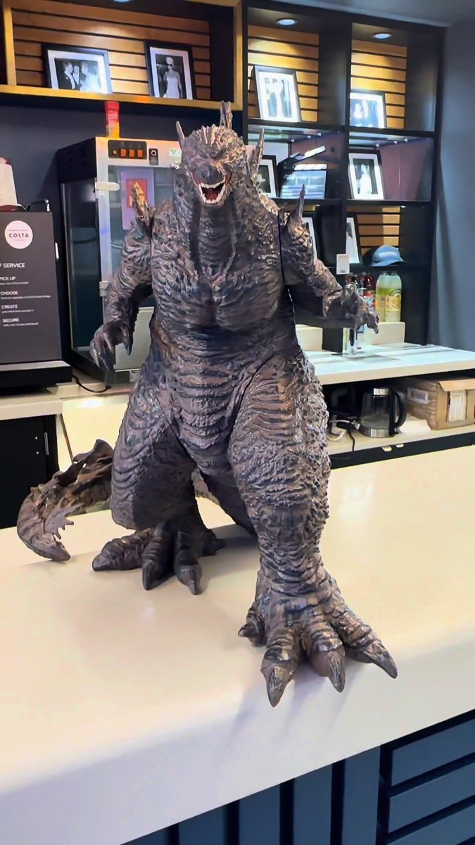 New look at the ‘GODZILLA MINUS ZERO’ popcorn bucket. It is 19.5 inches tall.