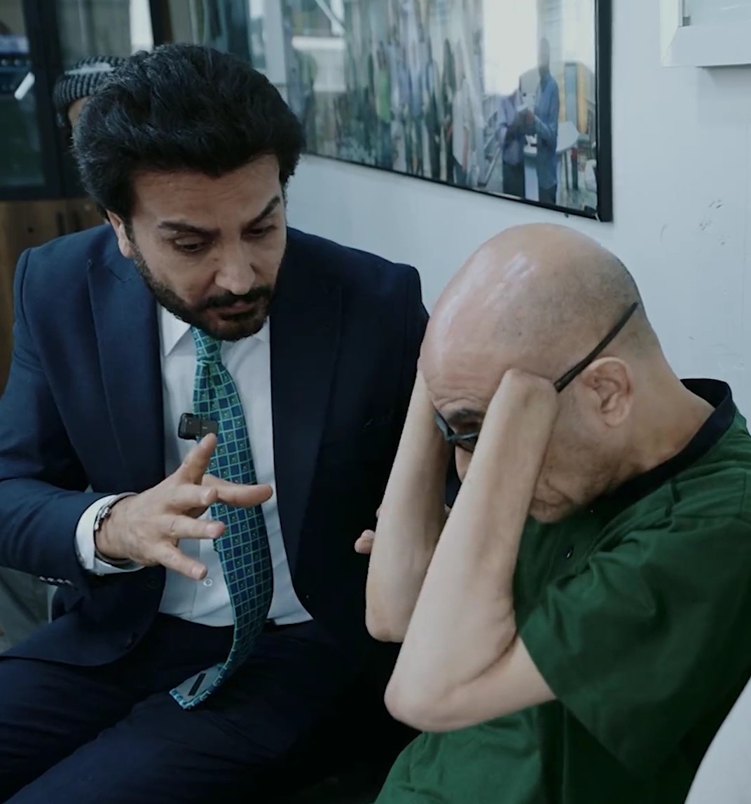 كـــاك رحـــمـان، متزوج وله أبناء، أمضى 18 عامًا في إزالة الألغام ومخلفات الحرب في إقليم كوردستان العراق. وخلال عمله، انفجر به لغم، ففقد يديه وإحدى ساقيه وبصره. وبعد كل هذه التضحية، لم يُؤمَّن له سوى راتب قدره 150 ألف دينار فقط، أي أقل من 100 دولار شهريًا. في المقابل، يمتلك أبناء وأحفاد بعض المسؤولين إمبراطوريات مالية ضخمة تضم شركات وقنوات فضائية وبنوكًا ومنظمات ومشاريع وغيرها. هذه ليست مأساة شخص واحد، بل صورة مؤلمة لواقع من خدموا كوردستان وقدموا أجسادهم وحياتهم من أجل وطنهم، ثم انتهوا إلى راتب لا يكاد يؤمّن أبسط مقومات الحياة. فهل يُعقل أن تكون هذه نهاية من ضحّى بجسده وحياته دفاعًا عن أرضه وشعبه؟