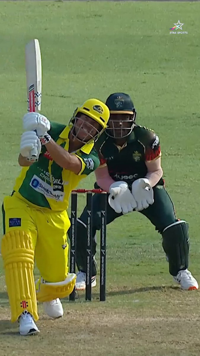 Warner doing what Warner does best 🤩