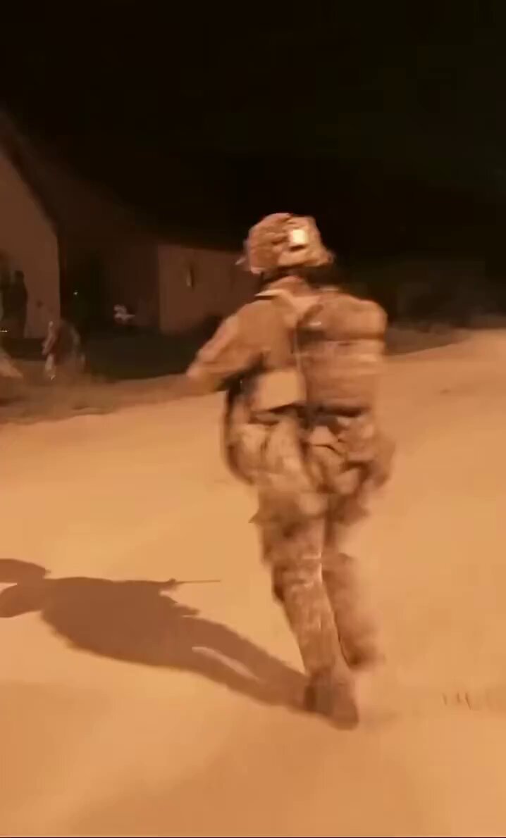 🇺🇸Paracaidistas estadounidenses entrenando combate urbano nocturno. Uno de los soldados utiliza el AN/PSQ-42 Enhanced Night Vision Goggle-Binocular (ENVG-B), mencionado anteriormente en otro post, un sistema que combina visión nocturna e imagen térmica.