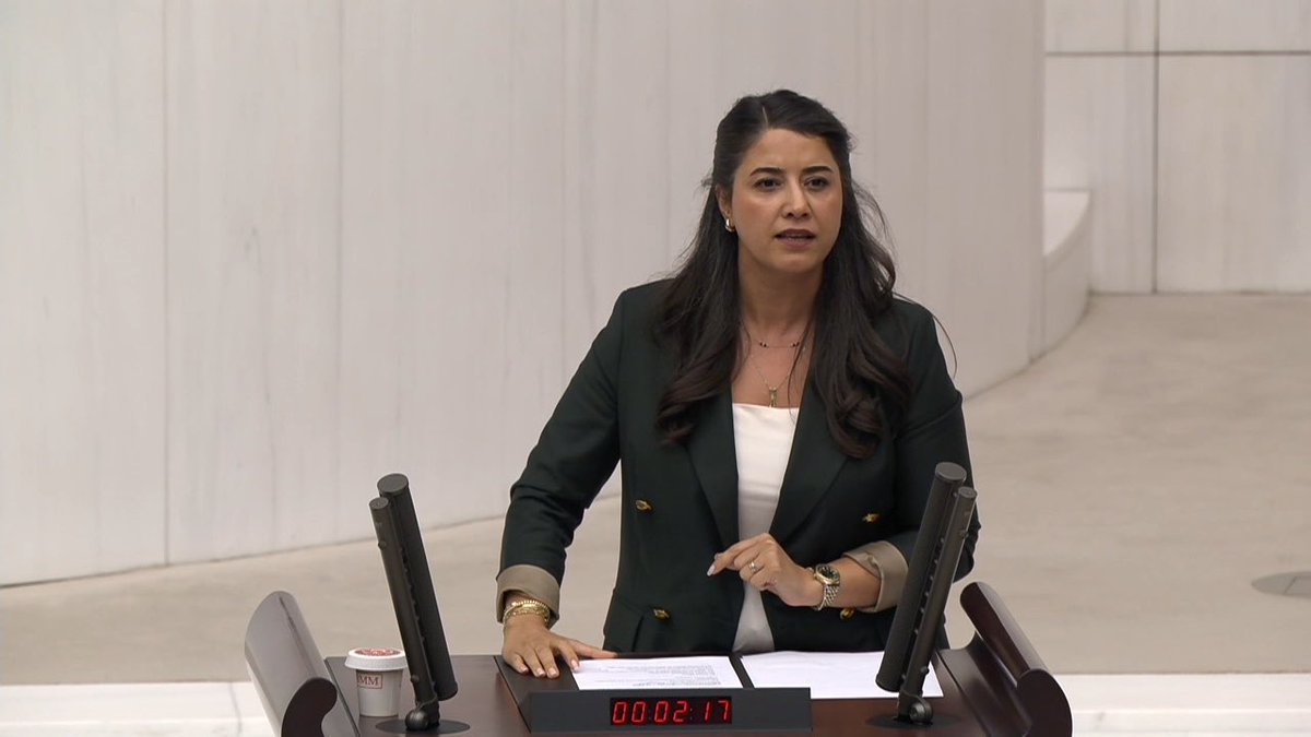 🔴Urfa’da halkın en büyük şikâyetlerinden biri artık ayyuka çıkmış rant, menfaat ve kayırmacılık düzeni! ❗️Herkes bilsin ki günlerdir gündemde olan yolsuzluklar, talan, fon krizleri sadece merkezde, bakanlıklarda yok.Urfa’dan başlamış durumda! 🔔Açıkça söylüyoruz: Urfa’nın bazı vekilleri, bazı yöneticileri bu suçlara bulaşmış durumdadır! ⁉️Bakın, halk gelip bize ne diyor? 📌Diyorlar ki para karşılığı iş takibi yapılıyor. Bunu yapan kim? AKP’nin Urfa vekillerinden birileri. Onlar kendilerini çok iyi biliyor. 📌Birileri diyorlar ki TİGEM’e bazı vekiller eliyle para karşılığında işçi alımı yapılıyor, kadrolar satılıyor! 📌Yine bir iddiaya göre Urfa’da görev yapan memurlar, vekil ve ailesine rant sağlamadığı için yerinden ediliyor, yurdundan ediliyor. 📌Urfa’nın bir ilçesinde bir AKP yöneticisi, borsa manipülasyonundan ceza alıyor, hapis yatıyor ama hâlâ yönetici. Çünkü korunuyor, kollanıyor. ❗️Bu iddiaları bizlere iletenler mağdur edilen halktır! AKP’ye oy verenler, bizzat bu mağduriyeti görenler, yaşayanlardır! 📣Bizler tüm bu yolsuzluklar, rant ve menfaat çarkı son bulana kadar bu işe bulaşmışları Meclis’te ve bulunduğumuz her yerde Urfa halkı adına teşhir etmeye devam edeceğiz!