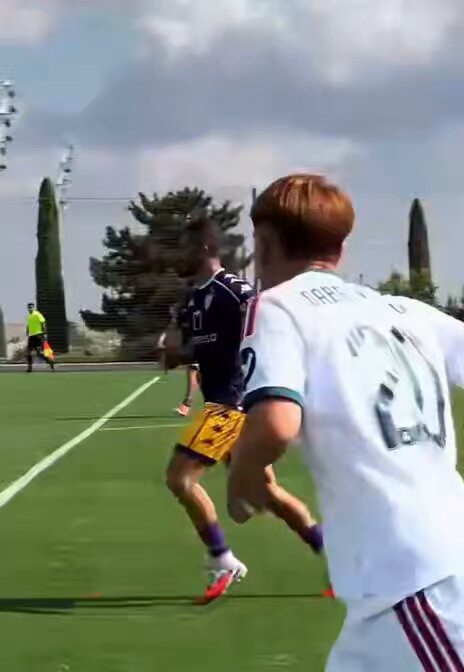 Esto es Jaime Barroso. Pelea y pelea, haciendo alusión a su apodo: el 'búfalo'. Un perfil que encaja como anillo al dedo en Segunda RFEF. Fuerte, protege el balón y tiene un sexto sentido para el gol. Mi '9' de confianza y el del Real Madrid C.