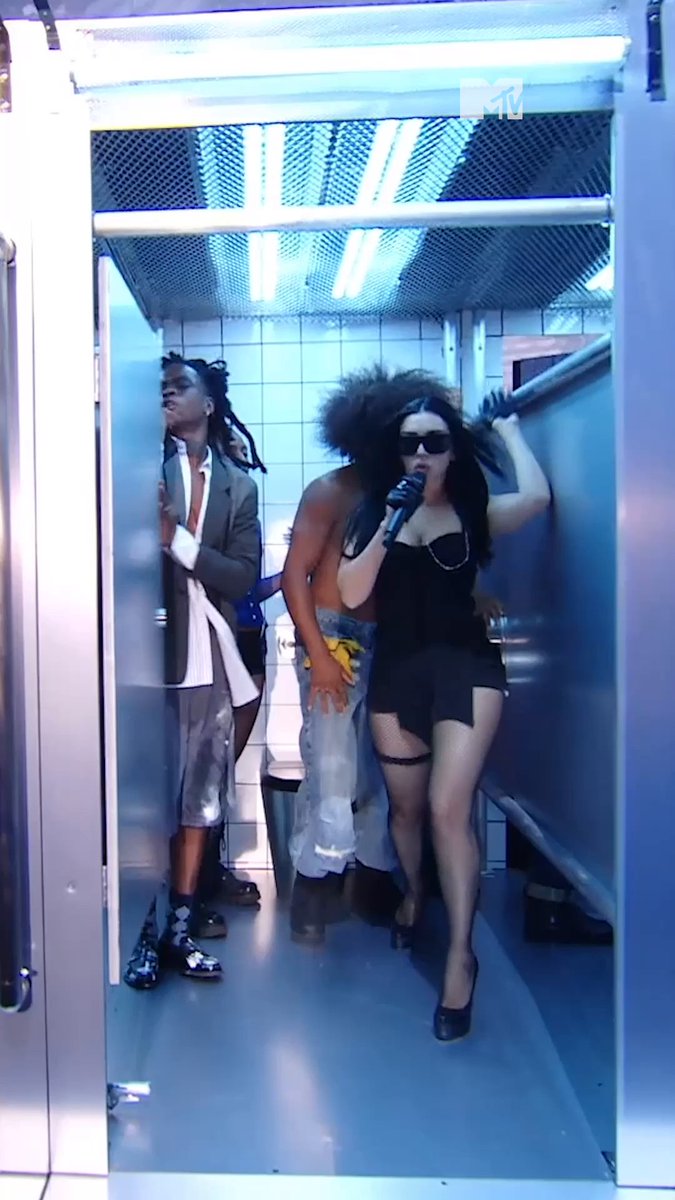 A @madonna e a Charli botaram todo mundo pra dançar no #VMAs 🪩