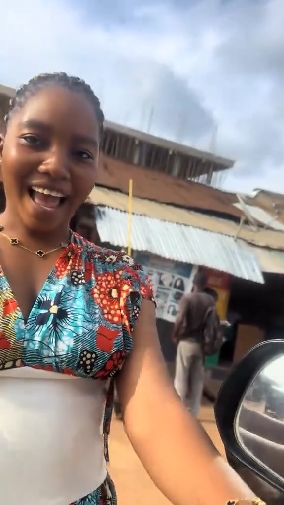 10 cedis 10 cedis. Eii falaa paa o 😁 Man for enter village be that 😂
