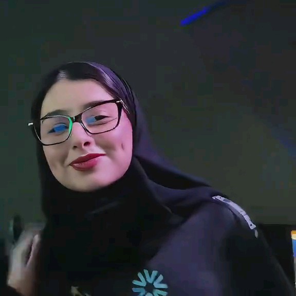 وجهك مرني بالطيف يا زينها لا ابتسمت بان المحيا والعين قالت للغلا: هذي حبيبه في ضحكتها شيءٍ يداوي كل شقيا وفي نظرتها دنيا من الحب العجيبة🌹✨