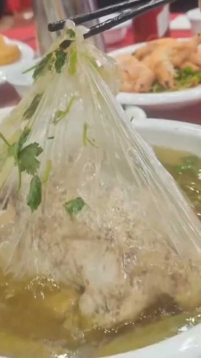 亚细亚大酒店要有麻烦了！10月6日，河南漯河亚细亚大酒店，客人订的婚礼酒席，却意外发现塑料袋包装的整只鸡。酒店方公开致歉，称系后厨操作失误、传菜把关不严所致。网友质疑：高温炖煮塑料袋包裹的鸡可能就是该酒店烹饪的方法，只是忘记拆塑料袋，这有饮食安全隐患吗？
