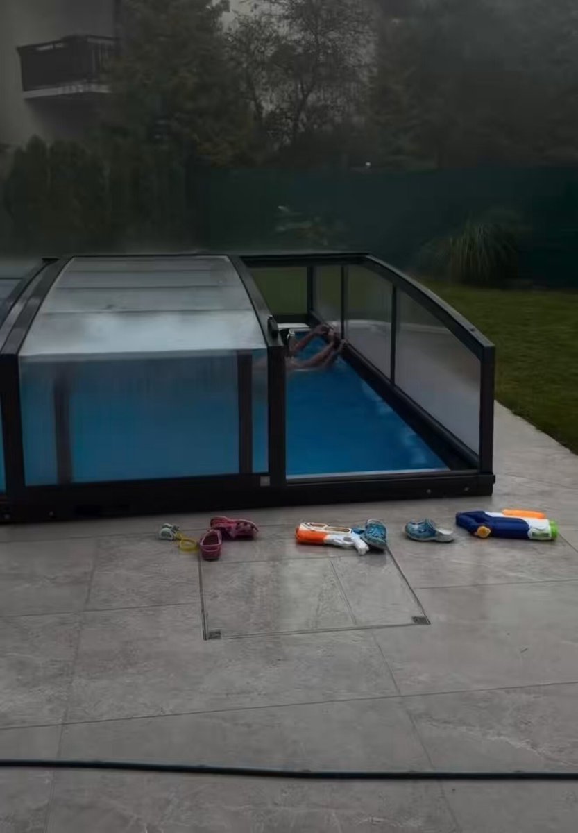 I still don't see the point of covering yourself from the rain… when you're in a pool 😭