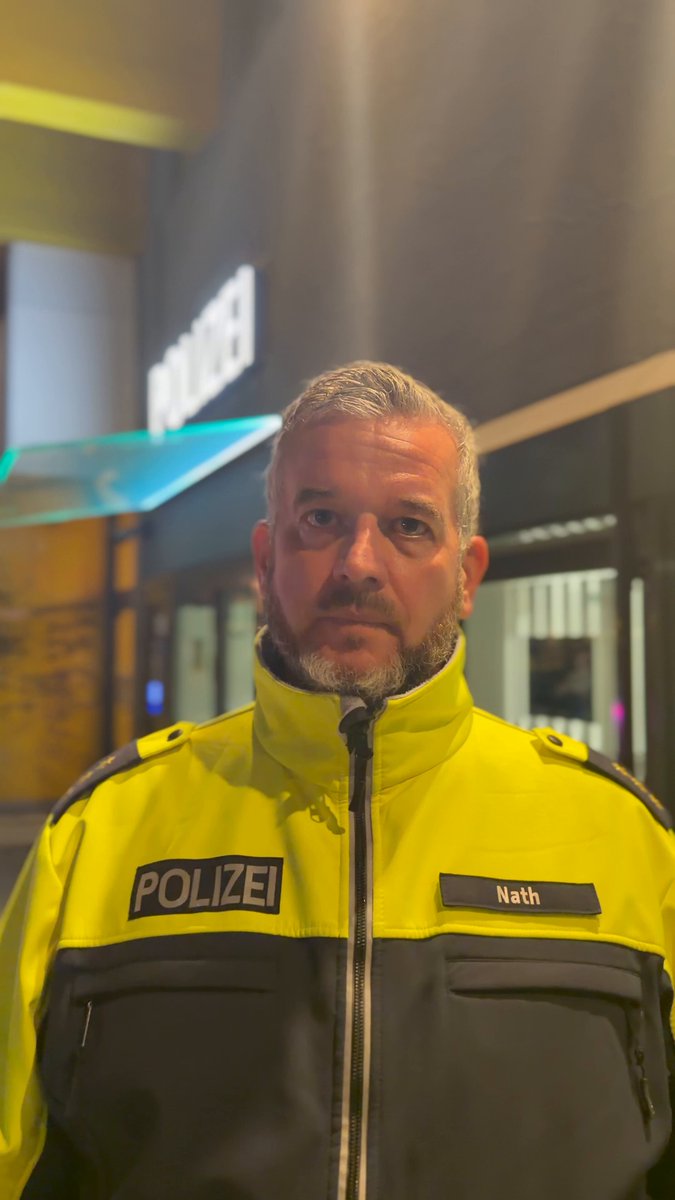 Wir schauen auf einen störungsfreien Verlauf der Gedenkveranstaltungen und Versammlungen am heutigen Tag. Allein beim Aufzug durch Kreuzberg kam es nach aktuellem Stand zu mehr als 30 Festnahmen. Während und nach der Versammlung stellten die eingesetzten Kräfte vor allem Propaganda- und Gewaltdelikte fest und leiteten hierzu Ermittlungsverfahren ein. #b0710