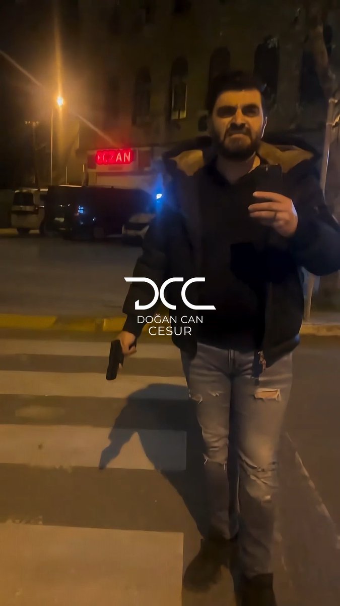 🚨 SARIYER’DE DEHŞET ANLARI! ‘KAFAMA SIK LAN’ DEDİ ATEŞ ETTİ! ⚠️ ‘KARIMA KÜFÜR ETTİN’ DİYEREK ATEŞ AÇTI! İŞTE O ANLAR ⬇️ 🔴 Sarıyer Kilyos’ta Mehmet G., Emrah T.’nin 10 Kasım 2025’te kendisini araç satışı üzerinden dolandırdığını, aracını aldıktan sonra parasını ödemediğini ve parasını istemeye çalıştıkça hakaret ve tehditlerle karşılaştığını öne sürdü. ‼️ Mehmet G.’nin iddiasına göre Emrah T., aylar sonra kendisine yeniden ulaşarak “Sana bir konum atacağım, gel bu işi çözelim, paranı vereceğim” dedi. Mehmet G. gönderilen konuma gitti, yaklaşık 15 dakika bekledi ve ardından Emrah T.’nin bir sokağın arasından çıkarak yanına geldiğini söyledi. 📌 Görüntülerde Emrah T. olduğu belirtilen kişi Mehmet G.’ye, “Sen benim karıma küfredeceksin… bütün yazışmalar var bende” derken Mehmet G., “Senin karına kim küfretti? Tamam, varsa çıkart” diye karşılık verdi. 💥 Tartışmanın devamında bir el silah sesi duyuluyor. Mehmet G. ise silahlı kişiye, “Beni konuşmaya çağırıyorsun. Silahsız bir adama silah çekiyorsun öyle mi? Kafama sık lan!” diye bağırıyor.