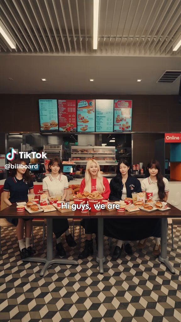 JOLLIBEE x LE SSERAFIM 😭 The crossover I needed Yunjin our honorary filipino. of course she's had adobo before. of course! Jollibee really does have great fried chicken. And I'm surprised Eunchae likes the ube pie 🥹
