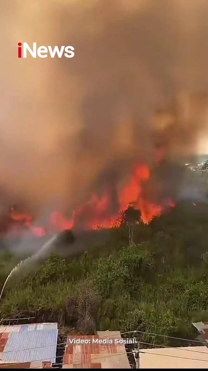 KARHUTLA KEMBALI TERJADI DI KAWASAN HANDIL BAKTI, BARITO KUALA, KALIMANTAN SELATAN. Asap pekat mengepung Kampus UNISKA MAB, api mendekati warung mahasiswa pun ikut membantu pedagang mengevakuasi barang agar tidak ikut terbakar. #PRAYFORLAMPUNG #PRAYFORSULAWESI #PRAYFORKALIMANTAN #PRAYFORSUMATERA #PRAYFORACEH #PRAYFORNTT #PRAYFORNTB #PRAYFORPAPUA #PRAYFORINDONESIA #AllEyesOnIndonesia