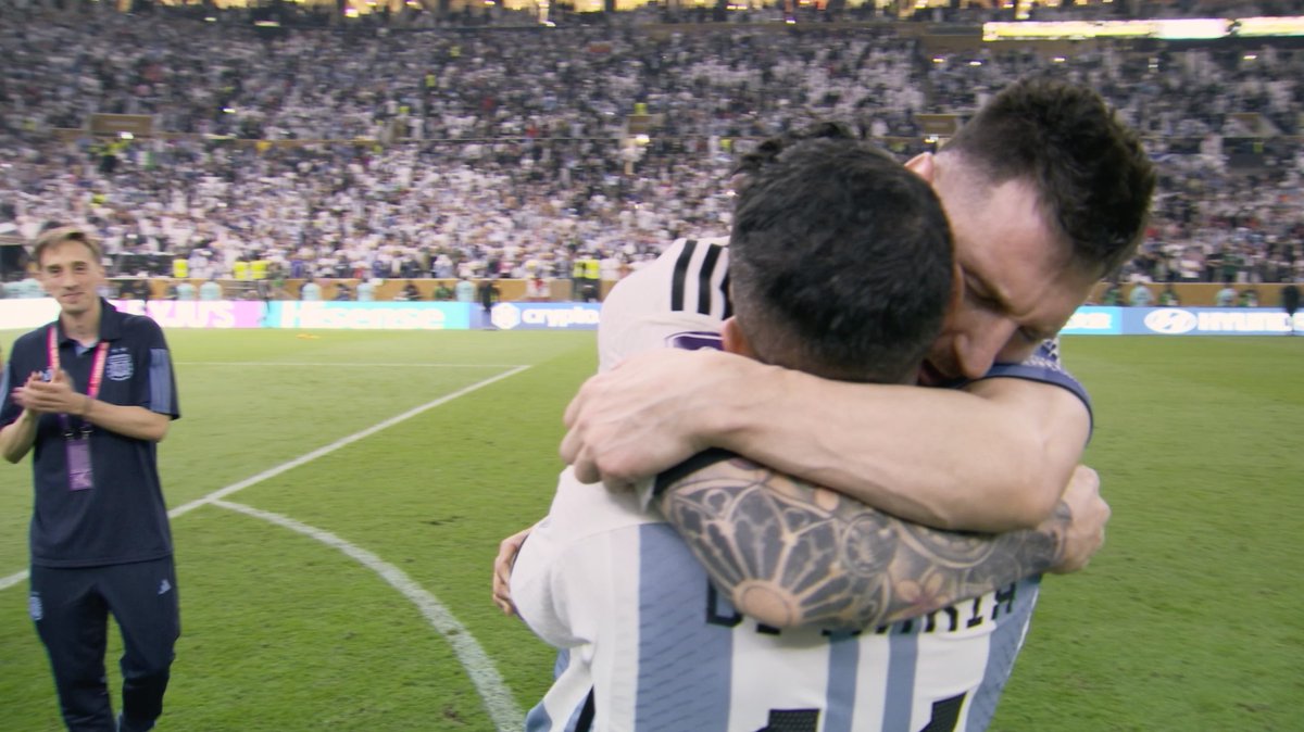 « TOUTE LA SOUFFRANCE EST ENFIN DERRIÈRE TOI. » 🥺🤩 Cette séquence entre Angel DI MARIA et Lionel MESSI après la Coupe du monde 2022 remportée… 🇦🇷🥰 🎥 Netflix Sports