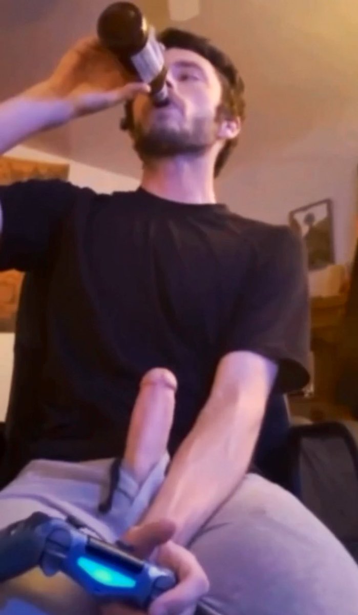 Massive boner 🤤🤤 #bulge #boner #freebling #tiktoklive