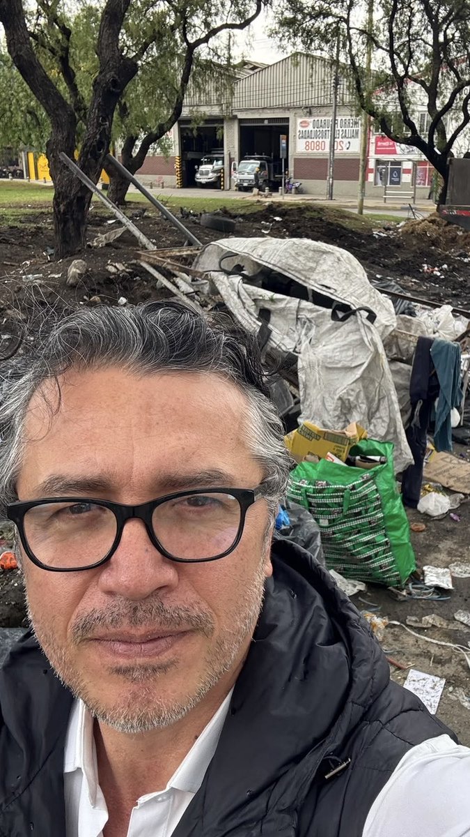 ¡Alcalde Carlos F. Galán, el negocio privado de las basuras sigue, pero la basura también! Este 6 de febrero usted anunció la prórroga de los cinco operadores privados y prometió un gran cambio en el servicio. ¡Nada pasó! La propia Uaesp acaba de reconocer 471 puntos críticos de acumulación de basura ¿Dónde están los resultados? Mientras se prolongan los contratos privados, organizaciones de recicladores denuncian acuerdos incumplidos, restricciones y operativos que afectan su sustento. La Corte exigió protegerlos. ¡Sus derechos no pueden quedarse en el papel mientras el negocio privado sigue asegurado y los bogotanos viviendo entre la basura ! Bogotá necesita capacidad pública robusta, fortalecida y recicladores protagonistas, con derechos, remuneración digna, infraestructura y participación real. ¡Hay que superar un modelo que reduce las basuras a recoger, enterrar y facturar! El éxito se mide en barrios limpios, tarifas justas y trabajo digno para los recicladores.