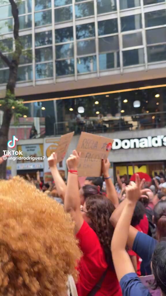 “eu to na rua pro seu filho estudar” e a criancinha fazendo o L VSF PORRA ISSO É DE ARREPIAR