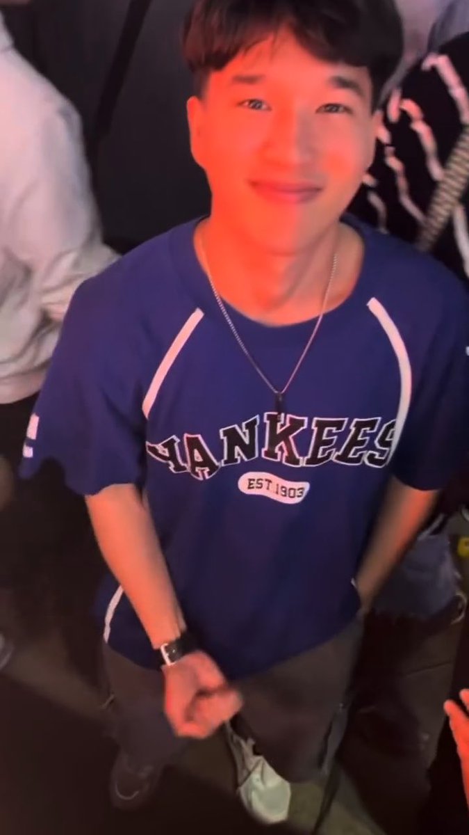 เมื่อคืนเจอน้องคนนี้ น่ารักมาก น้องทำท่าแบบนี้ น้องเค้าอยากทำอะไรกับเรารึปล่าว