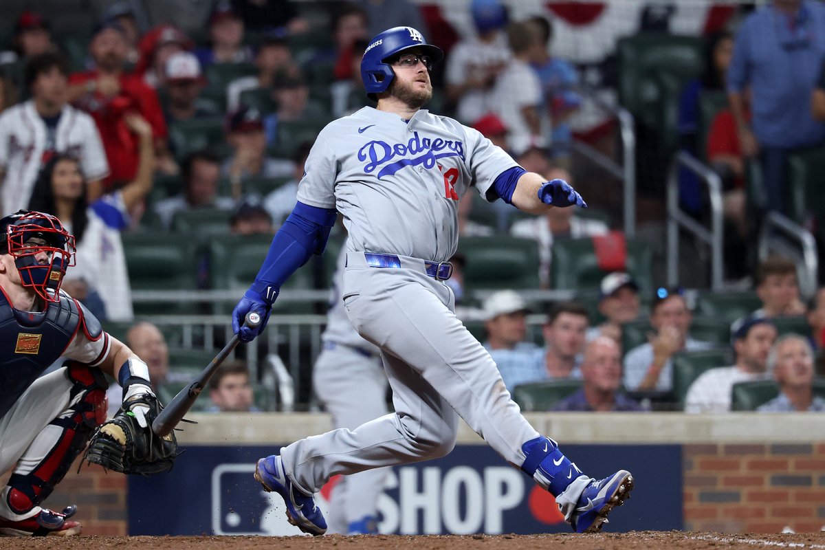 Table for one, Max Muncy Dodgers extend their lead in the 9th!