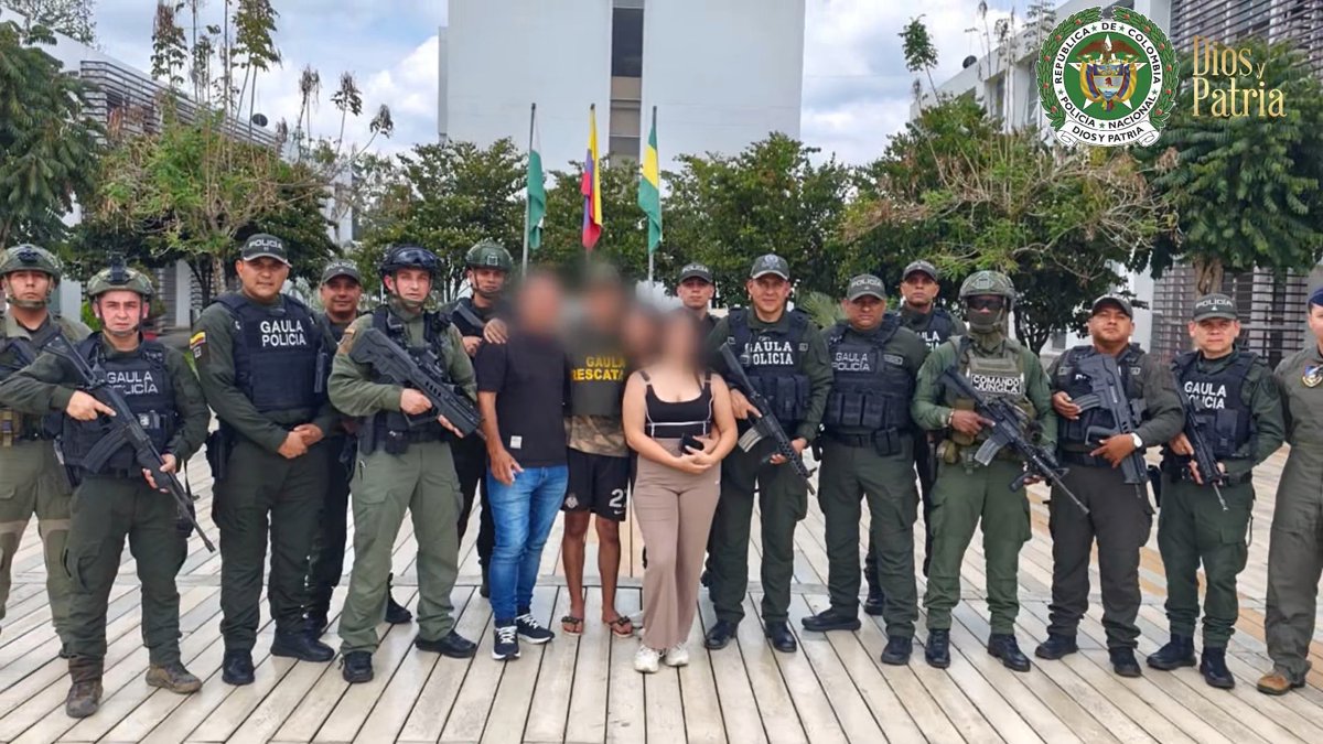 #EsNoticia | ¡20 días de cautiverio terminaron en libertad! Rescatamos con vida a un menor de 16 años secuestrado en el Cauca. “La inteligencia volverá a ser el punto de partida de cada decisión.” Tras días de investigación, nuestro GAULA POLICÍA desplegó sus capacidades de inteligencia e investigación criminal para ubicar al adolescente, quien había sido interceptado por varios sujetos y trasladado en una camioneta. Establecimos el lugar donde permanecía retenido: la vereda Los Anayes, zona rural de El Tambo, Cauca. De inmediato, desplegamos una operación con nuestros comandos #Jungla, #GOES, Dirección de Investigación Criminal e INTERPOL y Aviación Policial, con el apoyo de la Fuerza Aeroespacial Colombiana, logrando llegar hasta el sitio y rescatarlo con vida. Durante la investigación establecimos que los responsables exigían a la familia $15.000 millones por su liberación y estarían relacionados con la estructura criminal ‘Jaime Martínez’. #DiosYPatria #YoNoPagoyoDenuncio #CapacidadesInstitucionales