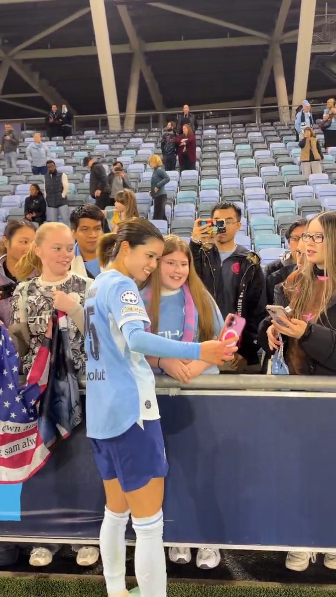 ／ 長谷川唯🇯🇵のファン対応✨😍 ＼ #UWCL MD2のレアル・マドリード🇪🇸戦後、長谷川唯🇯🇵は駆け付けたファンと交流🤝 笑顔で写真撮影に応えた📸✍️ #WOWOWでWCL