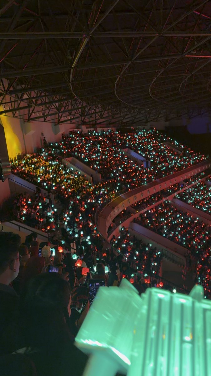 Karena ls ver 1 sudah gak connect pas konseran, warna ls nya jadi 2.. tapi bagus bagus aja dahh