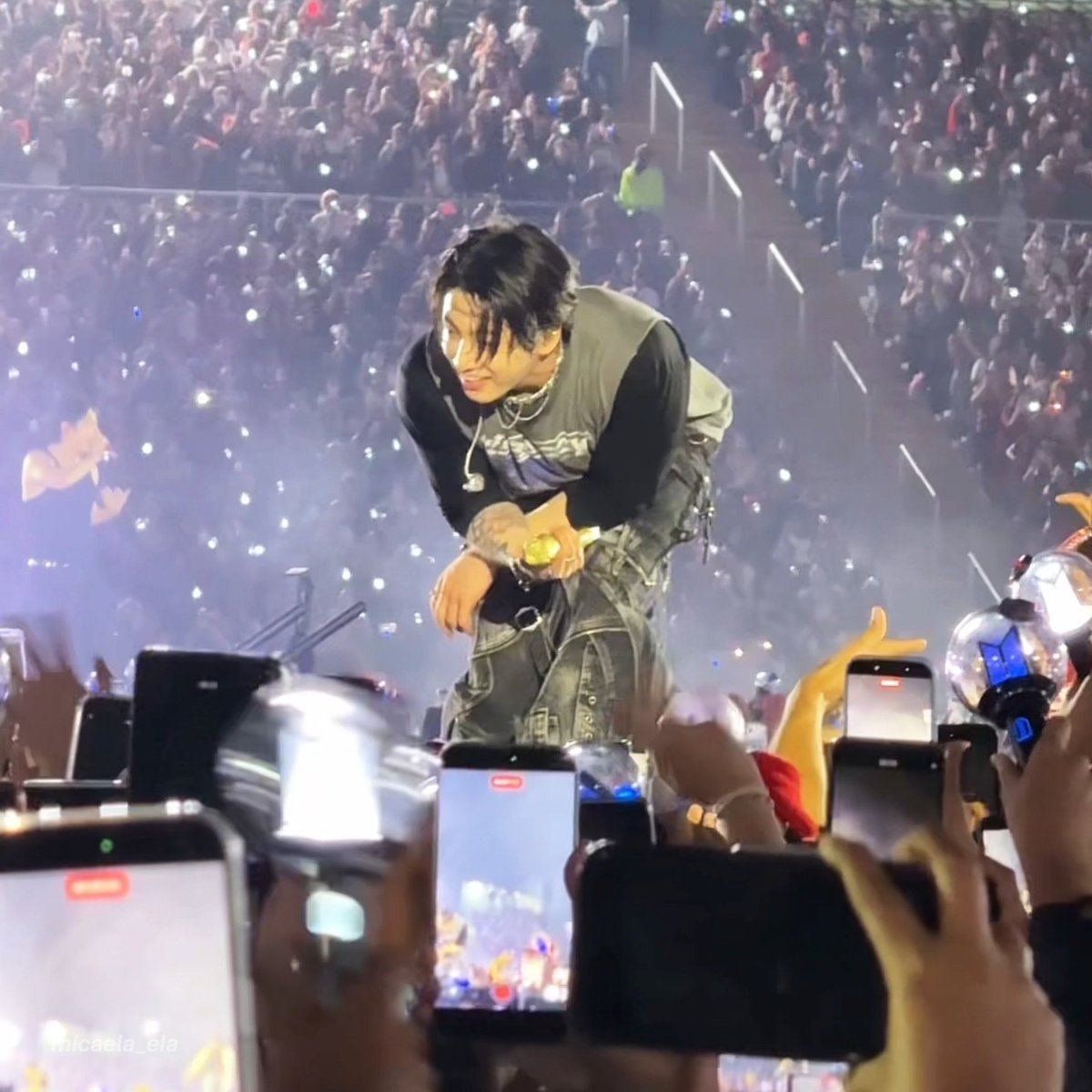 jungkook looked so happy singing ‘body to body’ with armys 😭