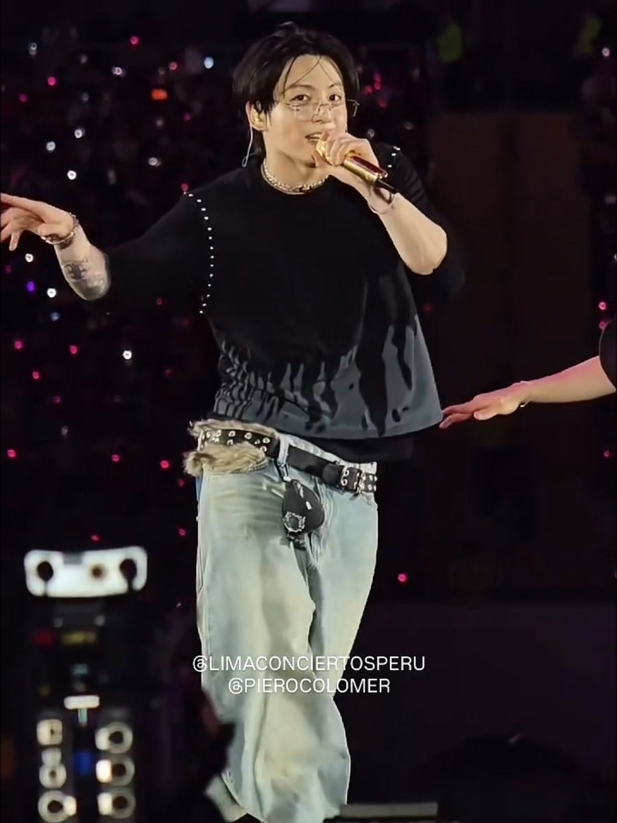 dynamite jungkook in this outfit <3