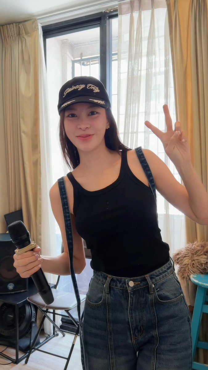 เพลงยังมีคีย์ แล้วเมื่อไหร่เราจะมีเธอ🥴💕 (เมื่อเลือกหมวกไม่ได้ ก็ขนมาทั้งหมด555555) ขอบคุณทุกคนที่ให้หมวกปอนอมาน้า ชอบทุกใบเยยยย💜 #puinoonwrsr #ปุยนุ่นวรางค์ศิริ #เจ้าก้อนแบตของปอนอ🔋