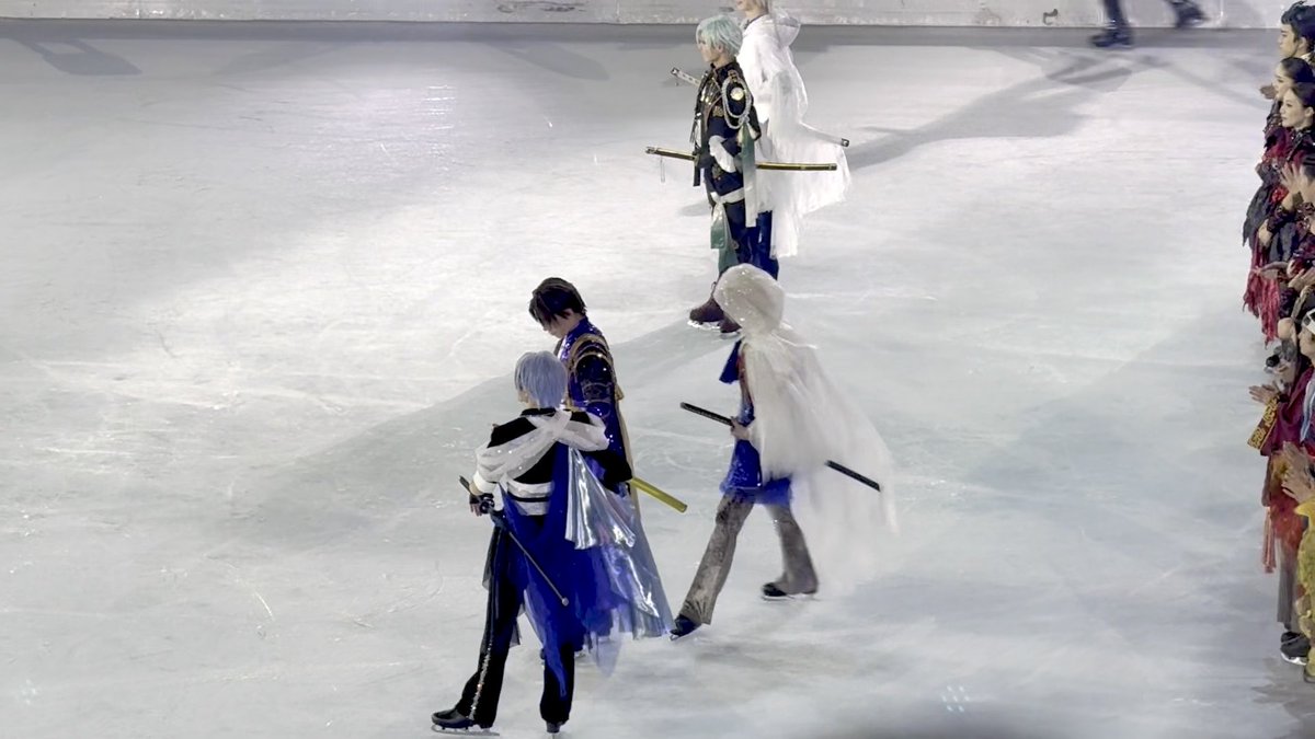 ⛸️刀剣男士の止まり方それぞれ 特に好きなのが 🔵長義…優雅なポーズで大きく円を描きながらふわりと止まる 🟣長谷部…片足でスーっと来て180度向きを変えると同時にピタッと止まる 🟡国広…布をひらめかせ素早くくるっと回って止まる ここでもレディファースト&引率の長義先生なのが分かる #刀ブレ