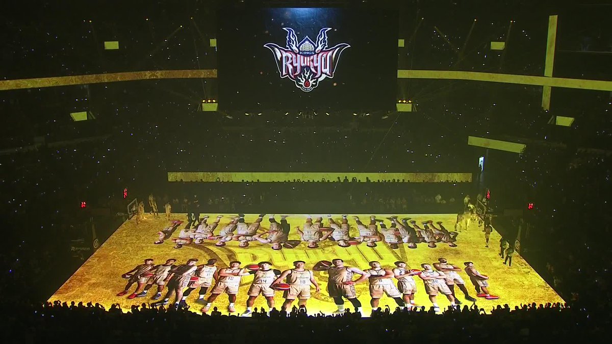 #Bリーグ観戦 は新たなステージへ...! アジア初となる「VISIONフロア」を導入し、コート全面が映像演出の舞台に✨ 琉球のホーム開幕戦が華やかに幕を開ける🌴👑 琉球ゴールデンキングス公式 📡バスケットLIVEで生配信中 #Bリーグ #りそなグループ