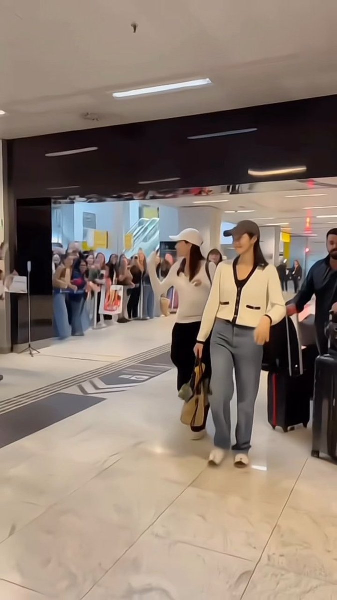 Thank you to everyone who came to warmly welcome LMSY at the airport in Brazil! ๐ง๐ท๐ Your love, support, and warm welcome truly mean so much to us. See you all at tomorrowโs event! โจ We canโt wait to create more beautiful memories together. ๐ #LMSY #เธฅเธนเธเธซเธกเธตเธเธญเธเธเนเธฒ