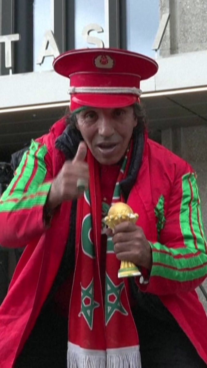 Dolmy 🇲🇦, fidèle supporter des Lions de l’Atlas, s’est rendu à Lausanne, en Suisse 🇨🇭, devant le TAS, pour soutenir le Maroc.