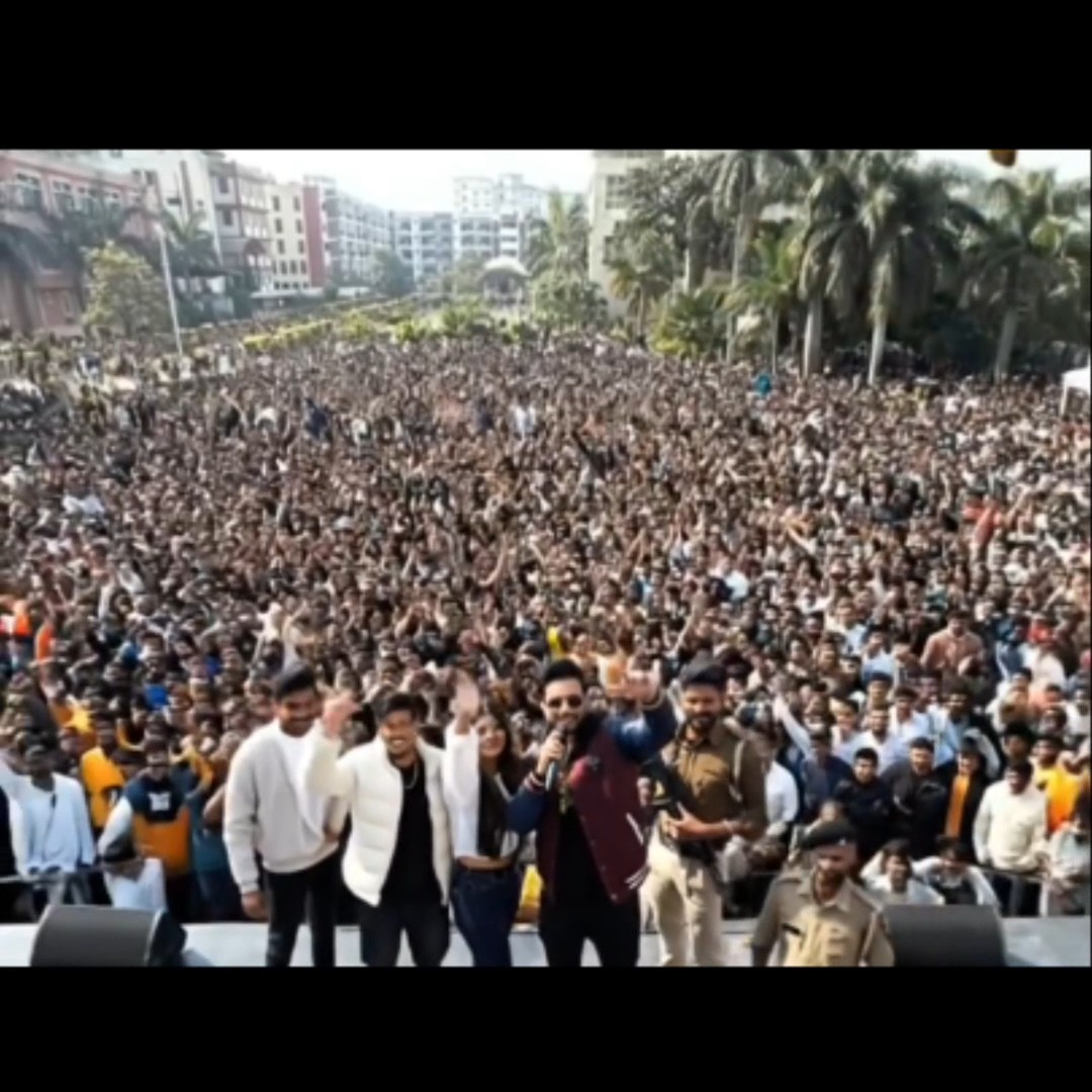 Alone, Elvish Yadav can gather a crowd 10 times larger than this.