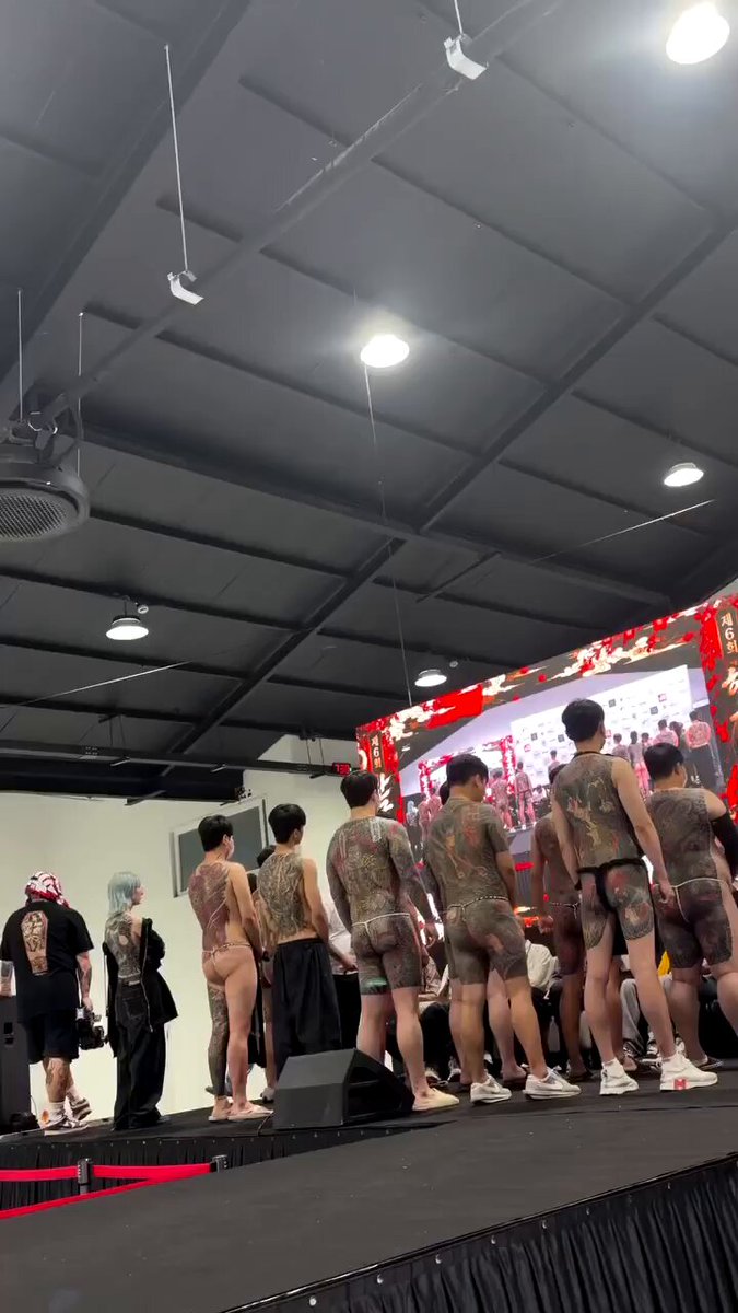 한국 타투 대회?? 여자분들도 있네 개인의 선택이긴한데... 훈도시 않입고 반바지였으면 덜 했을려나?
