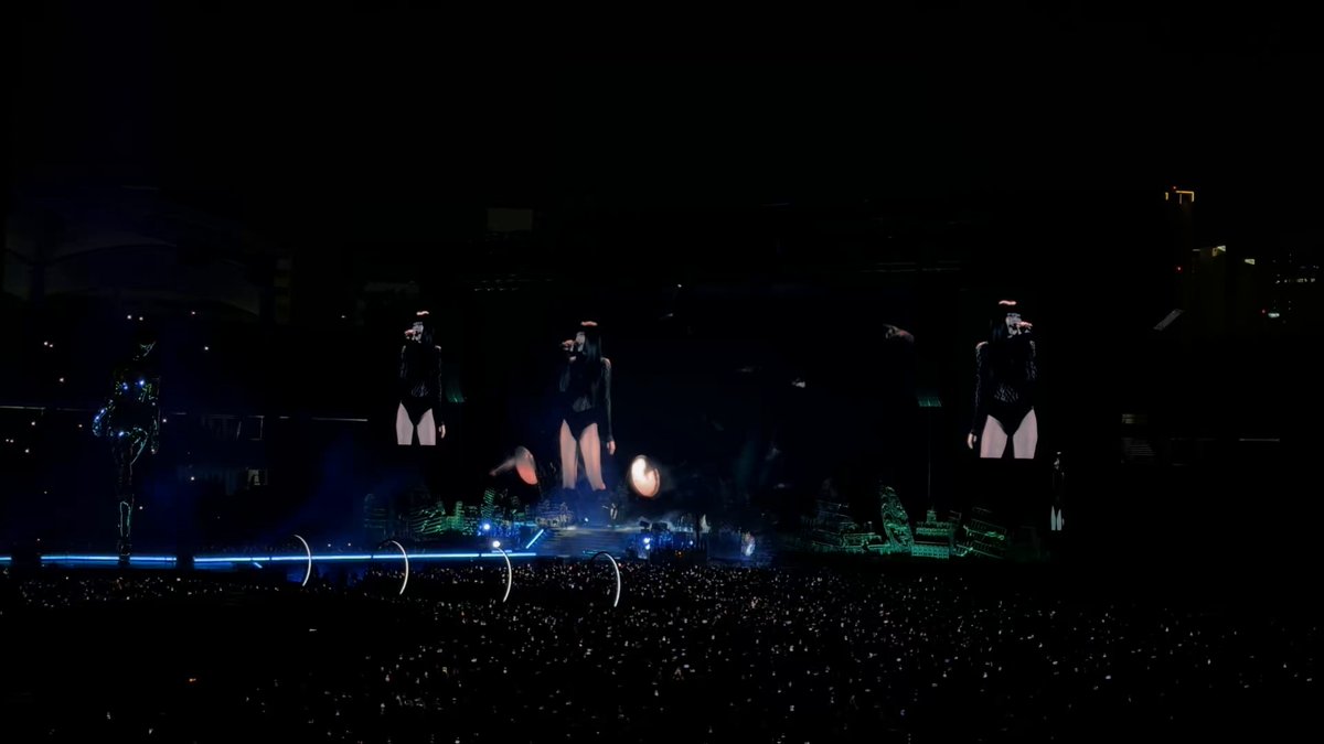 THIS FANCAM OF JENNIE AND THE WEEKND LOOK AT THE CROWD