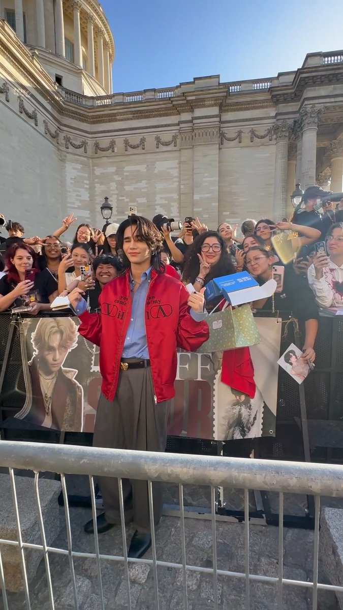 A little Paris, a lot of memories. Until next time. @maisonvalentino #ValentinoAntibiblioteca #JeffSatur 𝗝 𝗘 𝗙 𝗙 𝗦 𝗔 𝗧 𝗨 𝗥 (罗杰夫)