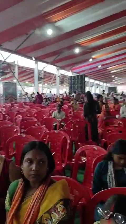 नितिन नबीन जी का AI संचालित मोम का पुतला भाषण दे रहा है, पर कोई सुनना नहीं चाह रहा! कुछ लोग इसे समाज की नाराजगी बता रहे हैं, जबकि यह भी तो संभव है कि आँगनबाड़ी सेविकाएँ और सरकारी शिक्षक लोग अपने कार्य में व्यस्त हों और मोबाइल पर ही सुन रहे हों।